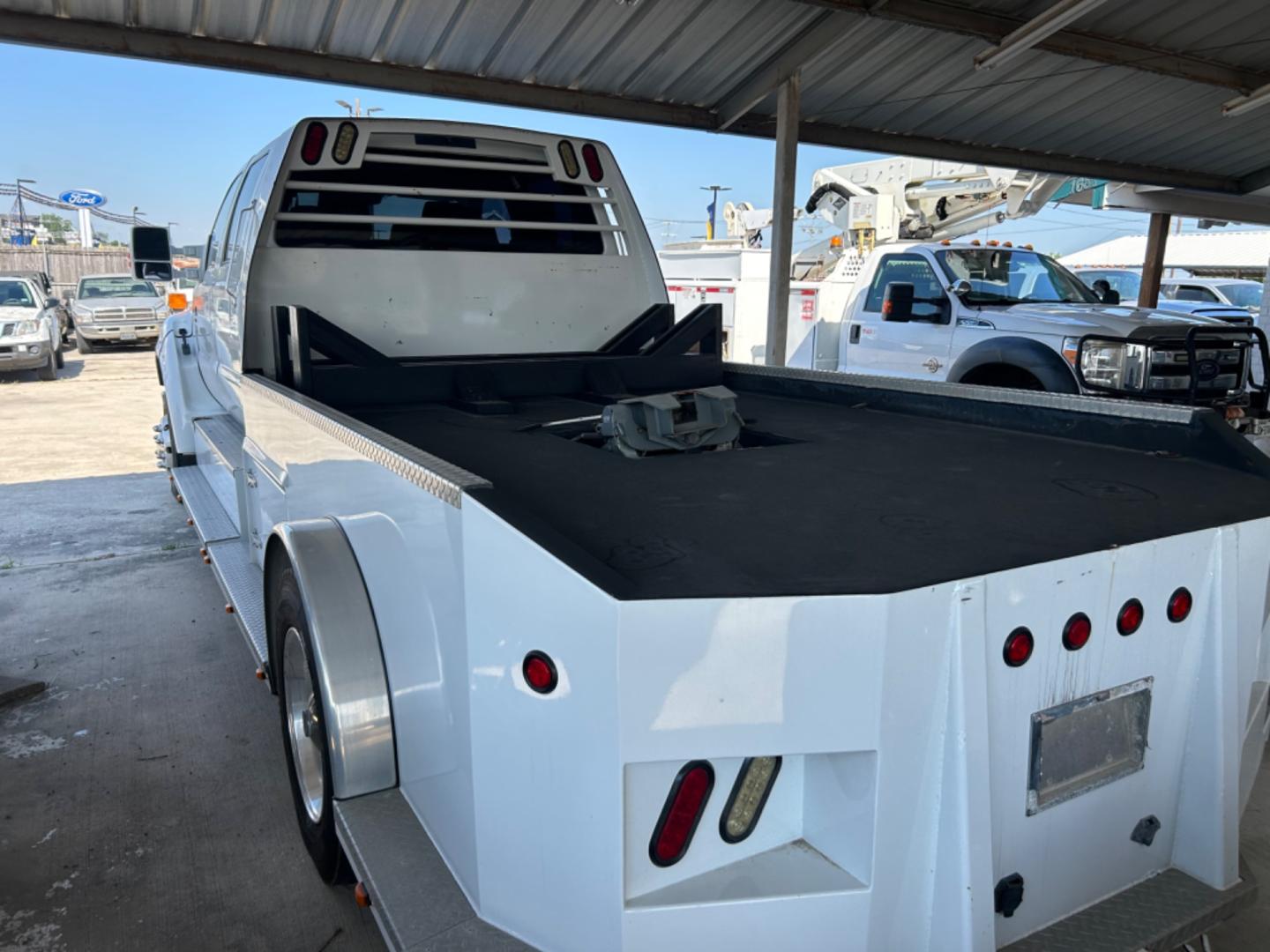 2011 White Ford F-650 Crew Cab 2WD DRW (3FRNW6FG2BV) with an 6.7L L6 DIESEL engine, located at 1687 Business 35 S, New Braunfels, TX, 78130, (830) 625-7159, 29.655487, -98.051491 - Photo#7